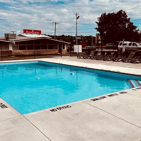 Ramada by Wyndham Gananoque Provincial Inn Exterior foto