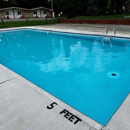 Ramada by Wyndham Gananoque Provincial Inn Exterior foto