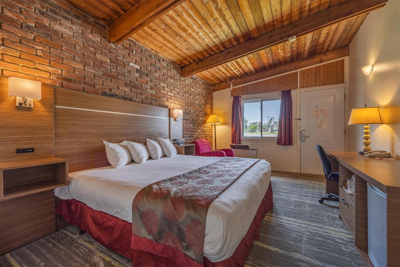 Ramada by Wyndham Gananoque Provincial Inn Exterior foto