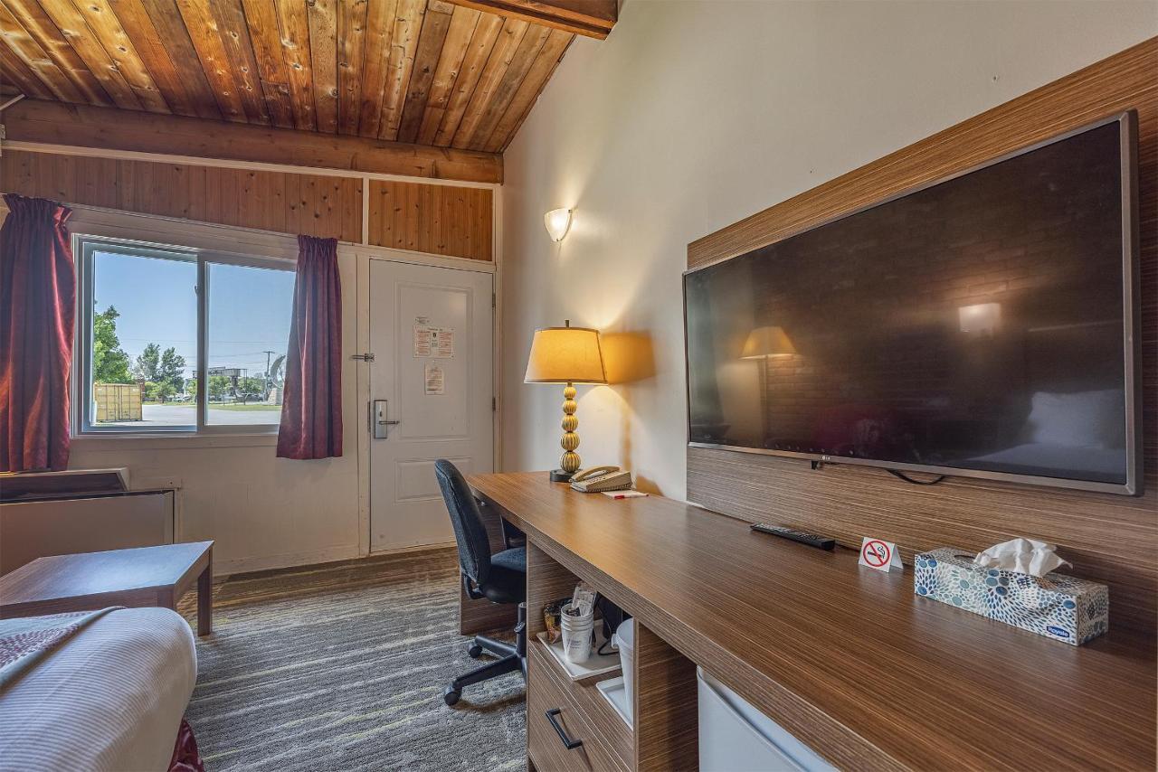 Ramada by Wyndham Gananoque Provincial Inn Exterior foto