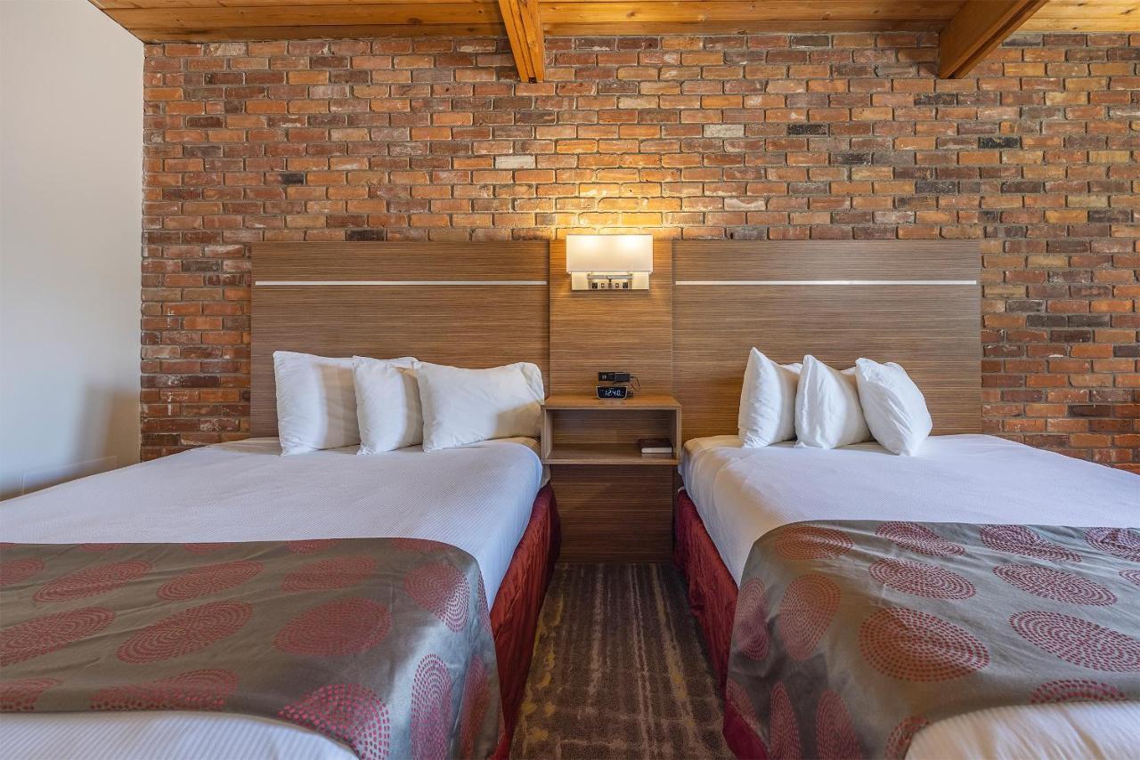 Ramada by Wyndham Gananoque Provincial Inn Exterior foto