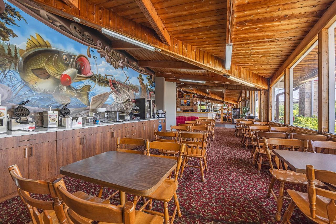 Ramada by Wyndham Gananoque Provincial Inn Exterior foto