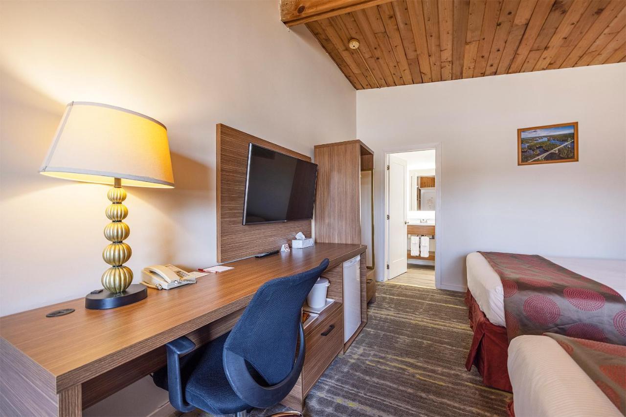 Ramada by Wyndham Gananoque Provincial Inn Exterior foto