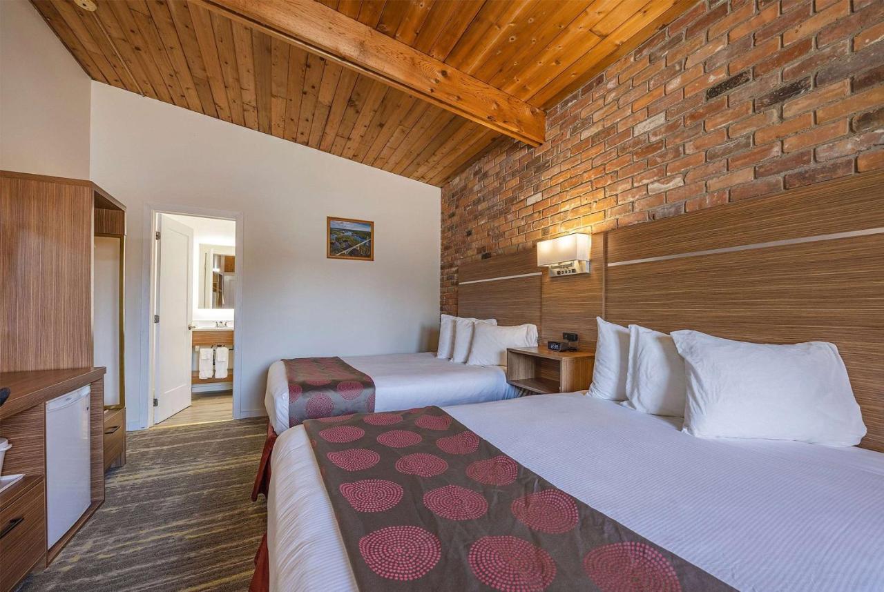Ramada by Wyndham Gananoque Provincial Inn Exterior foto