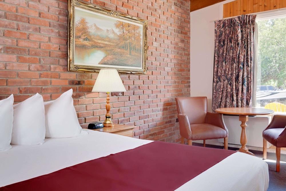 Ramada by Wyndham Gananoque Provincial Inn Exterior foto